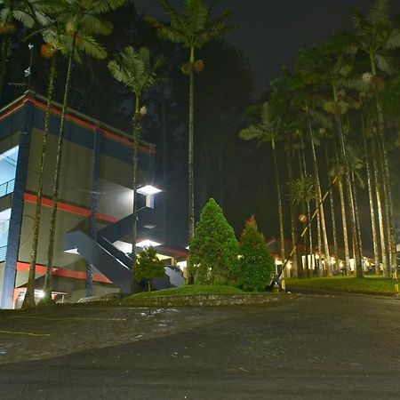 Surya Hotel & Resort 바투라덴 외부 사진