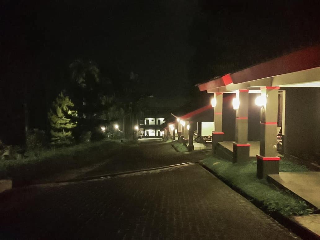 Surya Hotel & Resort 바투라덴 외부 사진