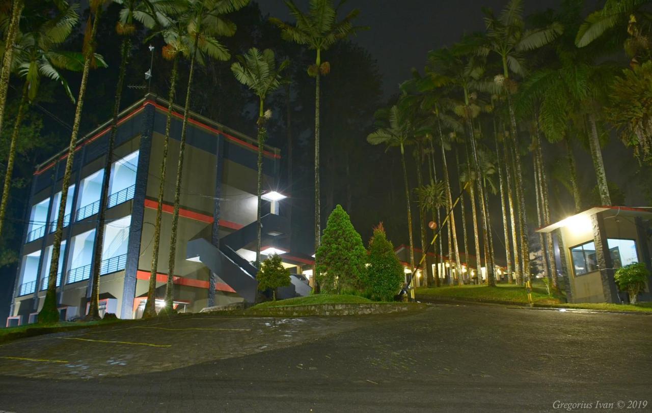 Surya Hotel & Resort 바투라덴 외부 사진
