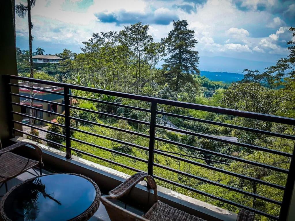 Surya Hotel & Resort 바투라덴 외부 사진